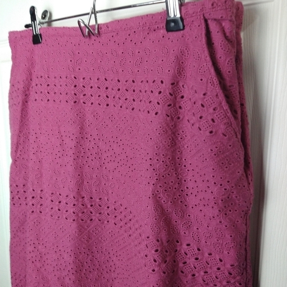 L.l.bean pink/ purple lined eyelet designed front pocket skirt. Size 8p - Picture 3 of 9